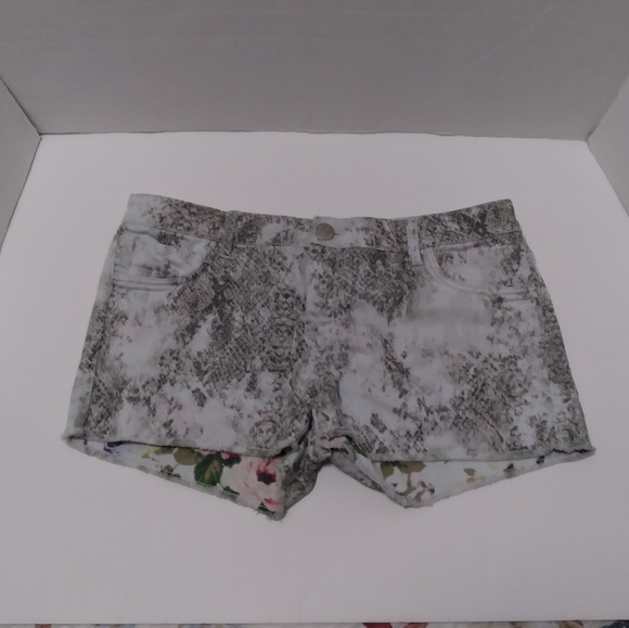 Flip Side Reversible Short Snake Skin Floral 2 in 1 Size 11 Cut-off - Picture 3 of 10